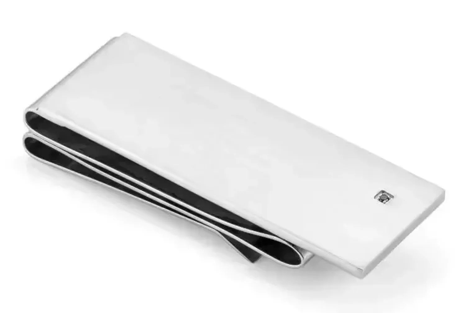 Klips do banknotów Nomination z Diamentem 028310 009. Oryginalny klips do banknotów wykonany ze stali szlachetnej pokryty metodą PVD w kolorze srebrnym. Elegancji dodaje czarny diament na najbardziej widocznym miejscu.webp